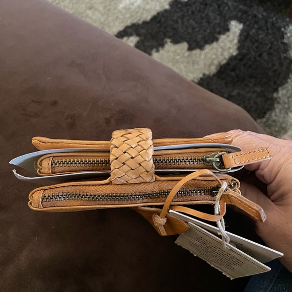 Tan Leather Trifold Wallet NWT 5 X 4 - Picture 7 of 16